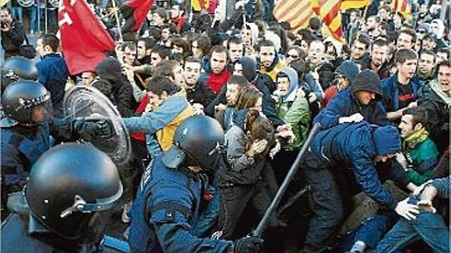 La manifestació contra el pla de Bolonya acaba a Barcelona amb càrrega policial