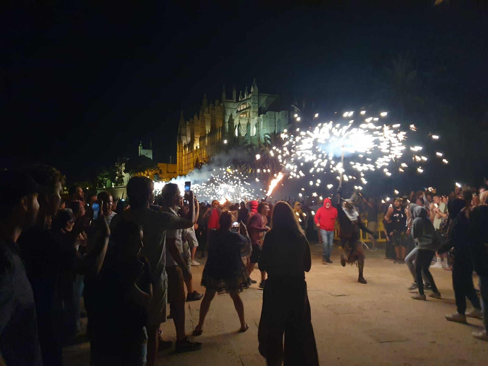 Die Feuerteufel erobern den Parc de la Mar von Palma de Mallorca