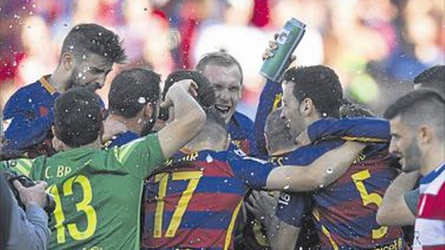 El Barça retiene a la segunda su corona liguera