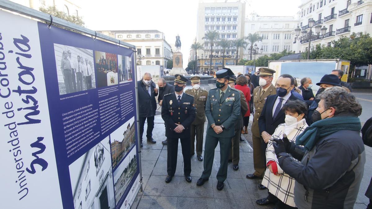 El rector, acompañado por las autoridades, visita la exposición urbana en Las Tendillas.