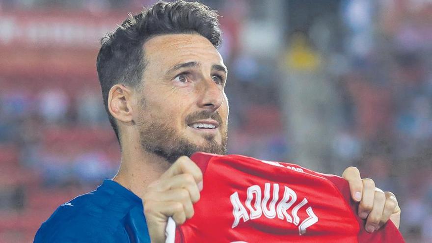 Aduriz sostiene la   camiseta que le regaló  el Mallorca en su último  partido en Son Moix.