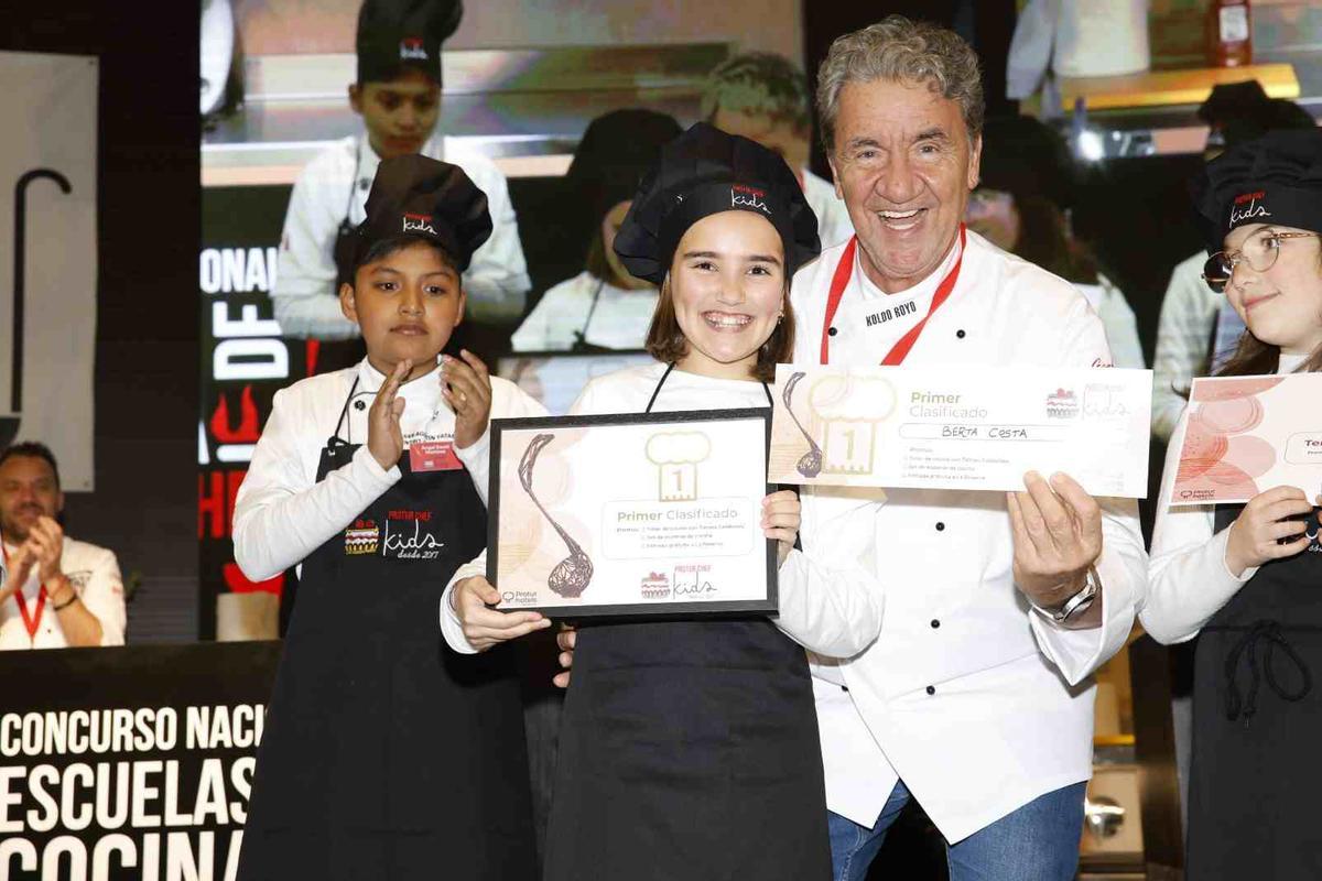Berta Costa, ganadora de Protur Chef Kids, junto al cocinero Koldo Royo.
