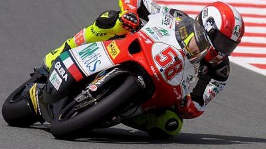 Simoncelli dosifica su ventaja, Barberá y Bautista en el podio