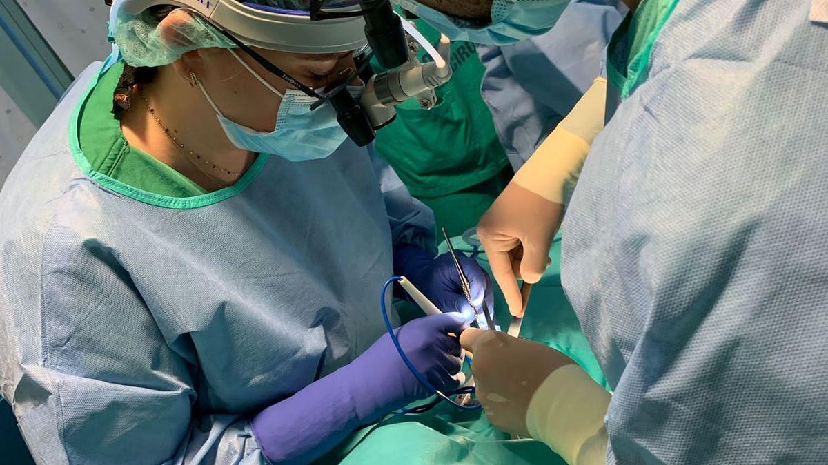Cirujanos cardíacos del Chuac, durante una operación en el Materno.