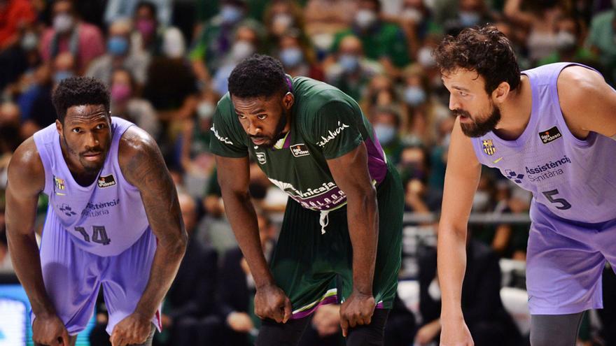 Micheal Eric, el mejor jugador del Unicaja el pasado domingo en el partido contra el Barça, entre Hayes y Sanli, para luchar por un rebote.