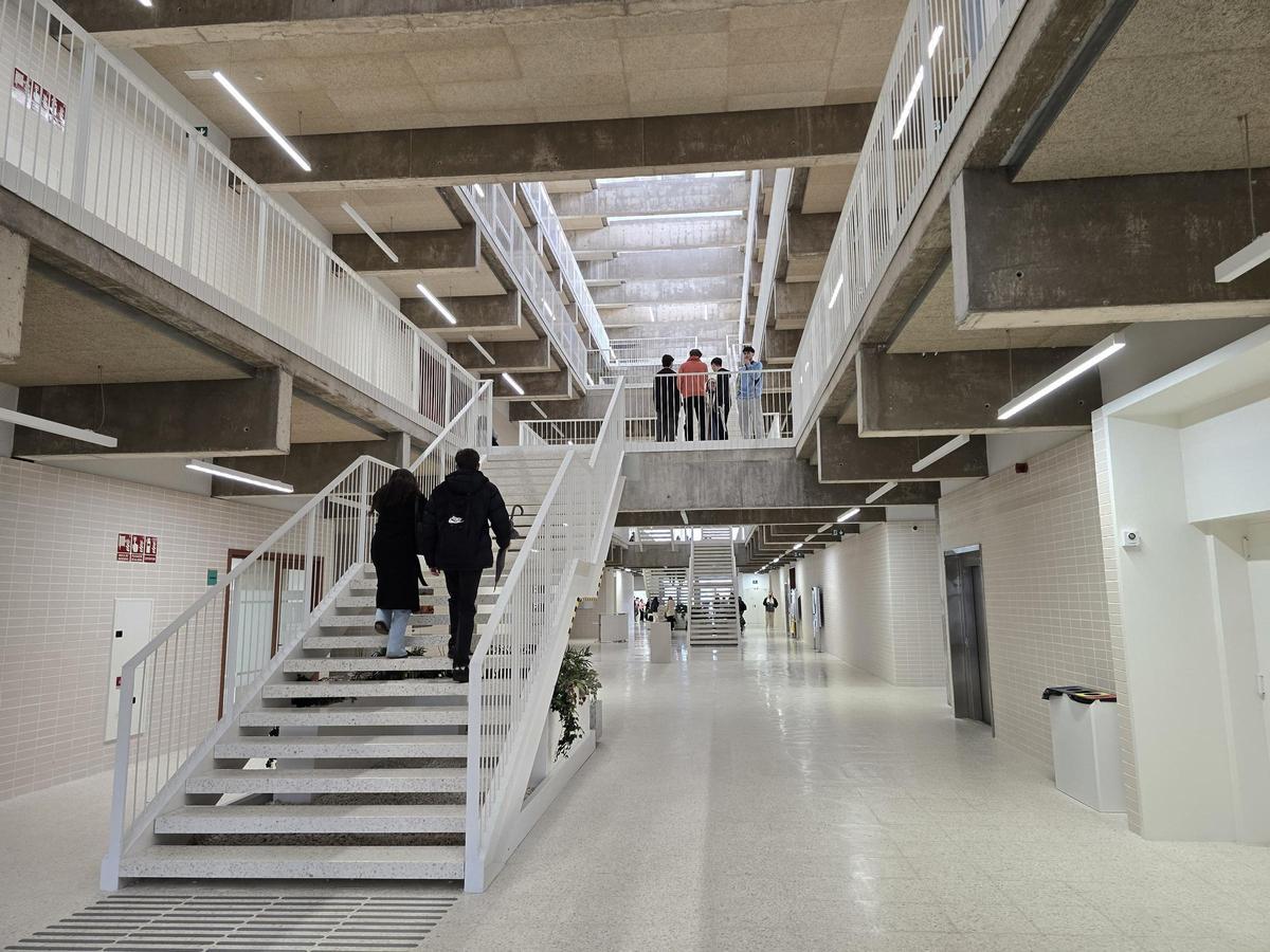 Alumnos en el interior del edificio principal de la nueva Facultad de Medicina y Ciencias de la Salud.