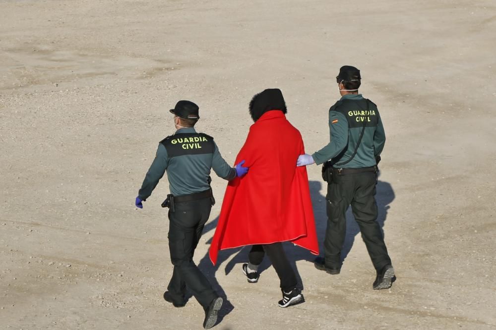 Guardia Civil, Cruz Roja y Salvamento Marítimo han puesto en marcha el protocolo para recepcionar a 24 personas rescatadas en el mar y que ocupaban una patera. 20 hombres y cuatro mujeres