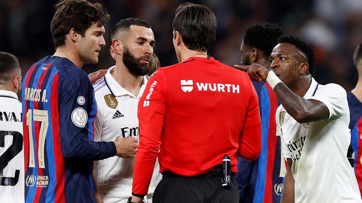 Vinicius increpa a Munuera Montero tras haberle amonestado.