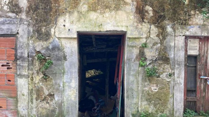 Vecinos de la calle de la Obra urgen a actuar en una casa ruinosa que es “un criadero de ratas”