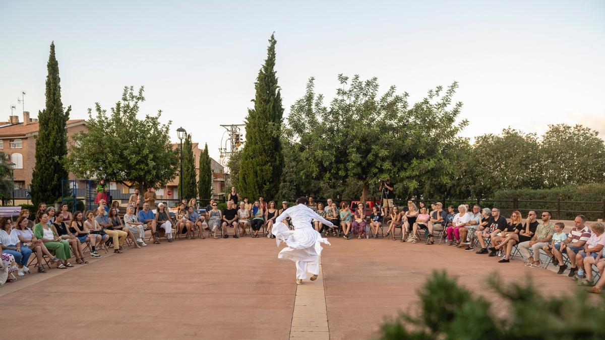 Actuación de danza en la plaza de Faura.