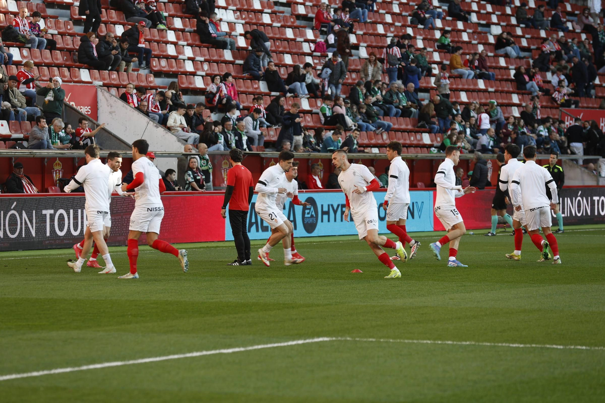 El partido entre el Sporting y el Racing de Santander, en imágenes