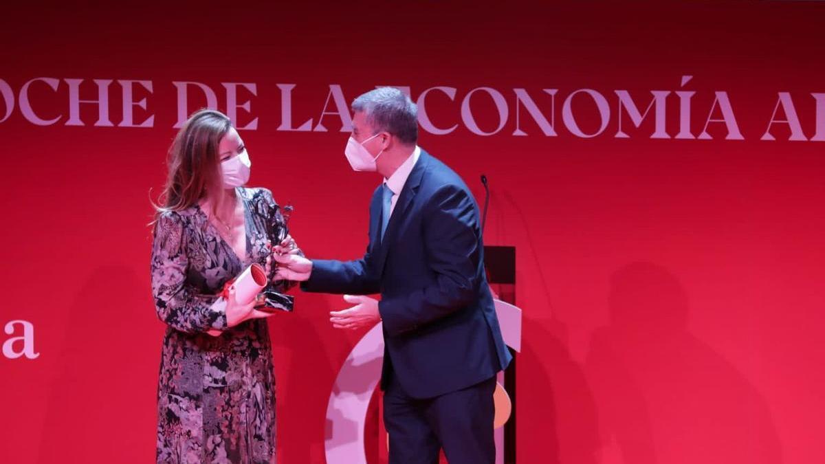 Sómnica Bernabeu, directora de Expansión y Marketing del Grupo Instituto Bernabeu, recogió el premio en la Noche de la Economía Alicantina. /Pilar Cortés