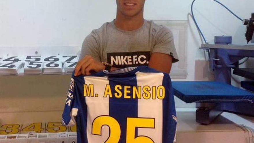 Marco Asensio posa con la camiseta de su nuevo club.