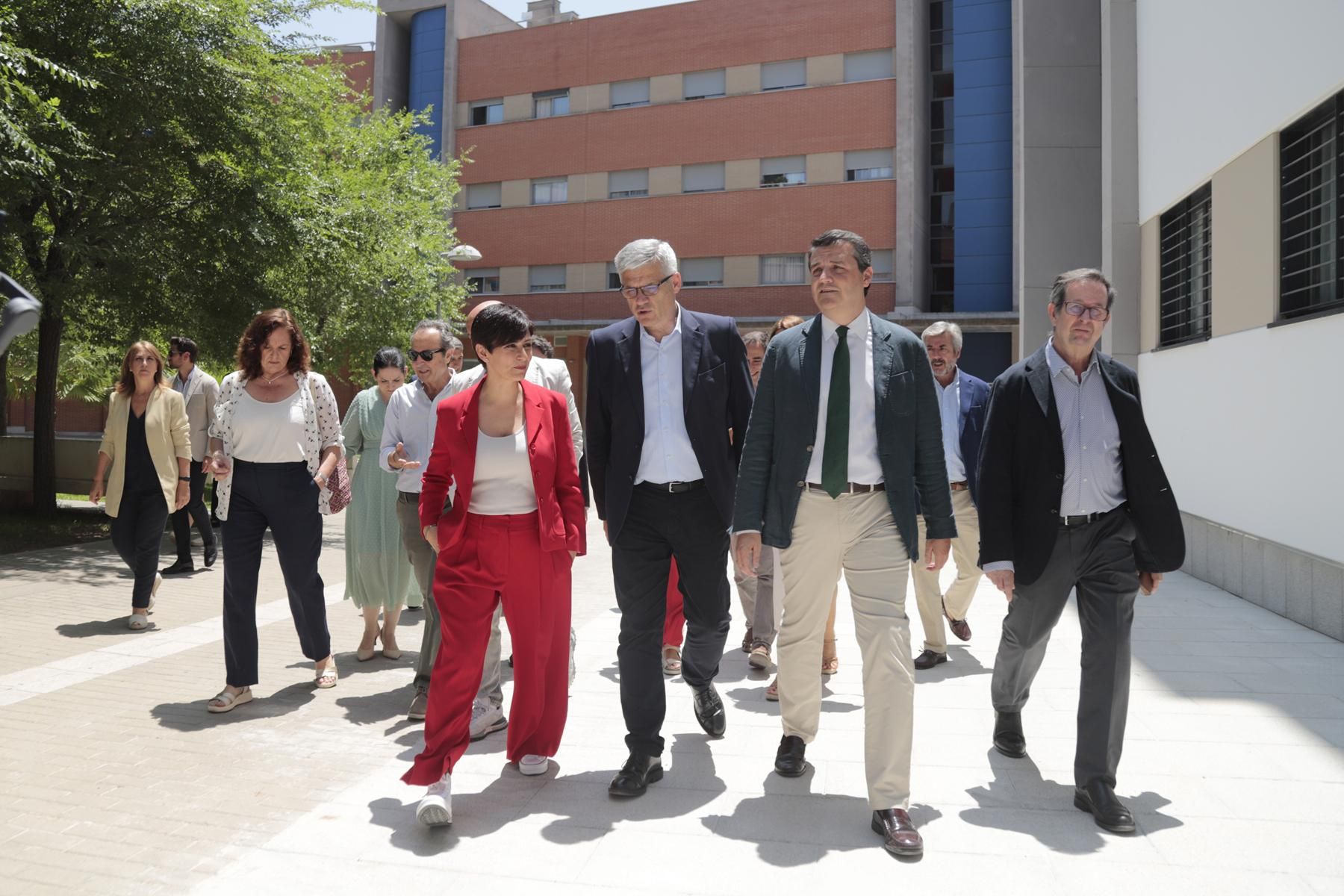 La ministra Isabel Rodríguez visita las viviendas de alquiler de mayores de Sama Naharro