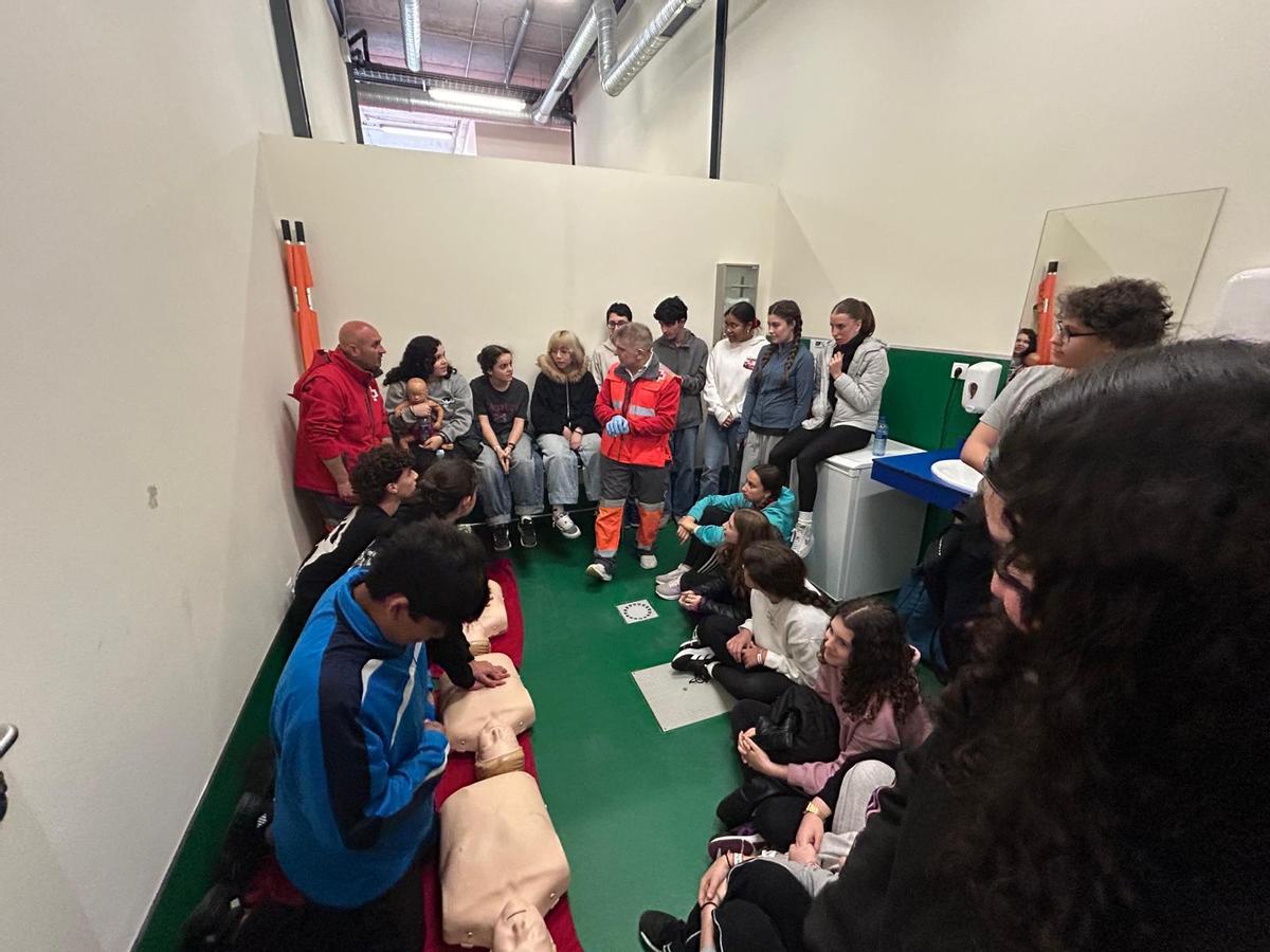 EN IMÁGENES: Simulacro de instalación de un albergue de emergencias con jóvenes de Pola de Siero