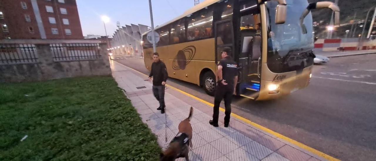 Controles de droga frente al IES Batan de mieres