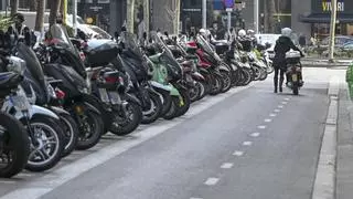 El pasajero de una moto muere en un accidente con un camión en Barcelona