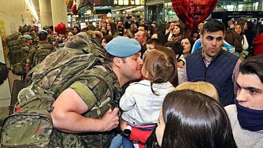 Un soldado de la Brilat besa a su hija, ayer, en Lavacolla.