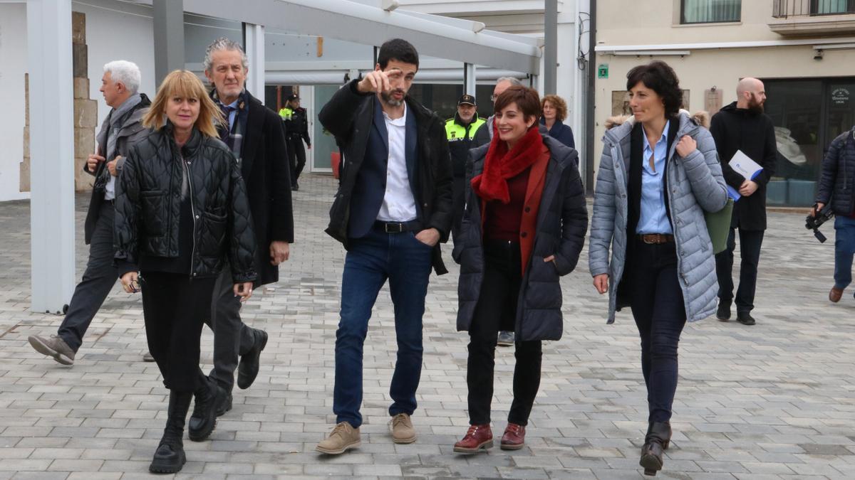 La ministra passejant per la platja de l'Escala amb l'alcalde, Josep Bofill