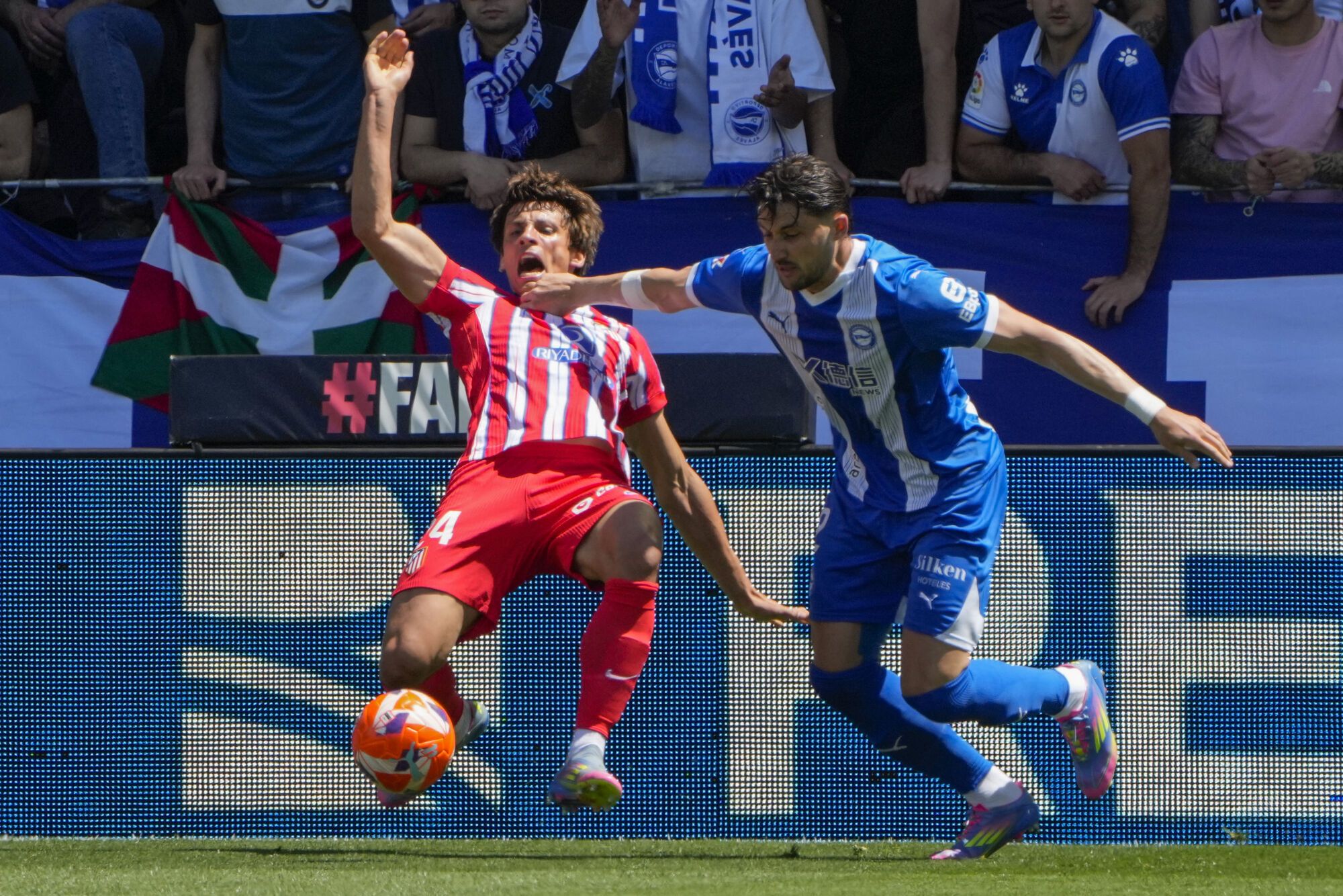 VITORIA-GASTEIZ, 03/05/2025.- Robin Le Normand (i), del Atlético de Madrid, lucha por el balón con Facundo Garcés, del Deportivo Alavés, durante el partido de LaLiga que enfrentó a sus equipos este sábado en el estadio de Mendízorrotza en Vitoria-Gasteiz.   EFE/ Adrián Ruiz Hierro