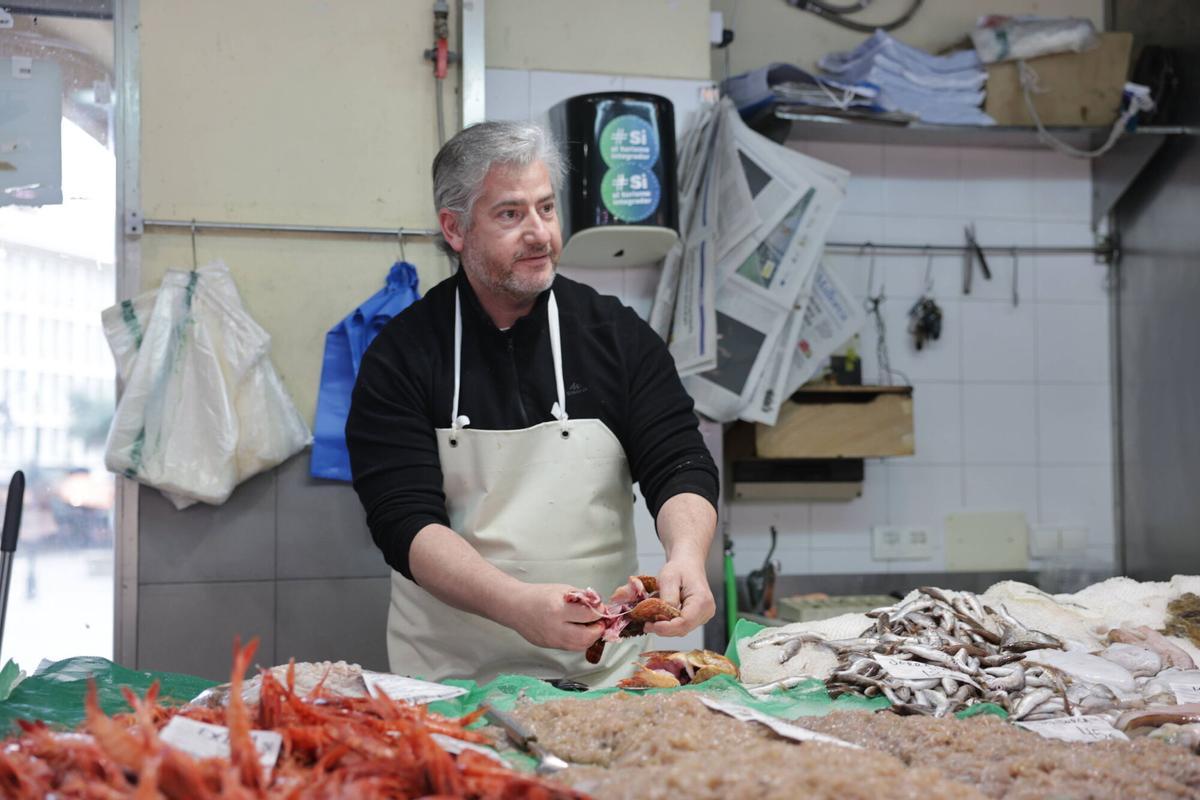 FOTOS | Reconocen como 'Comerços Emblemàtics' a varias paradas históricas del Mercat de l’Olivar
