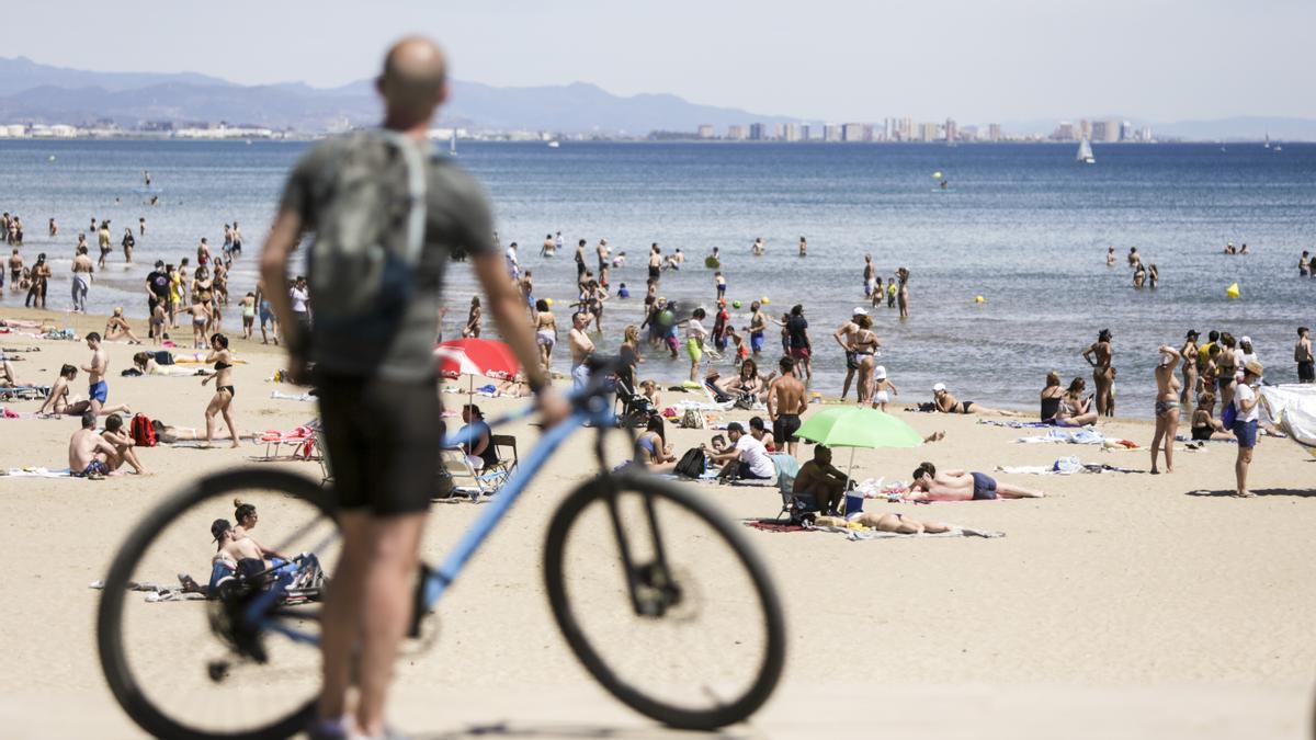 El calor sofocante llena las playas de València