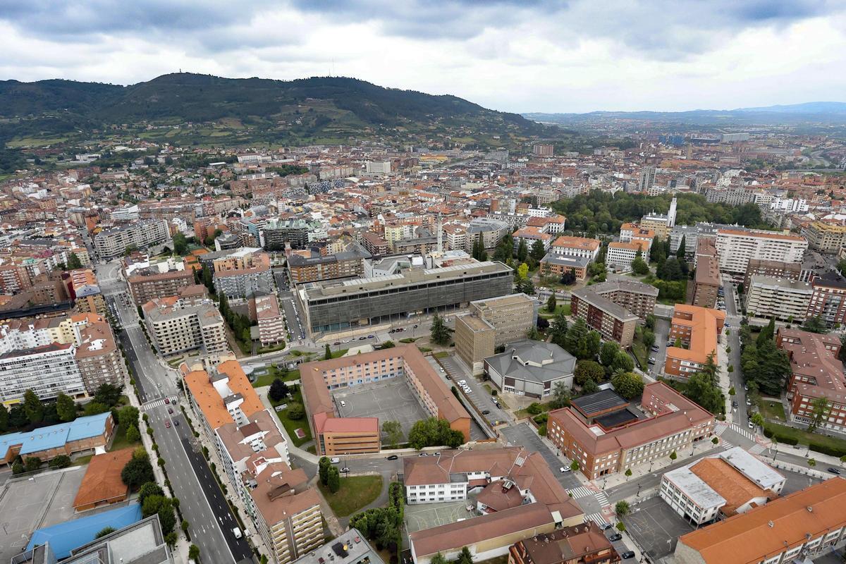Vista aérea de la zona de Llamaquique, en el centro de Oviedo.
