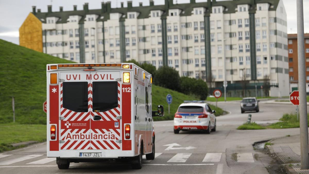 Una UVI móvil y un vehículo de la Policía Local de Gijón, en una imagen de archivo.