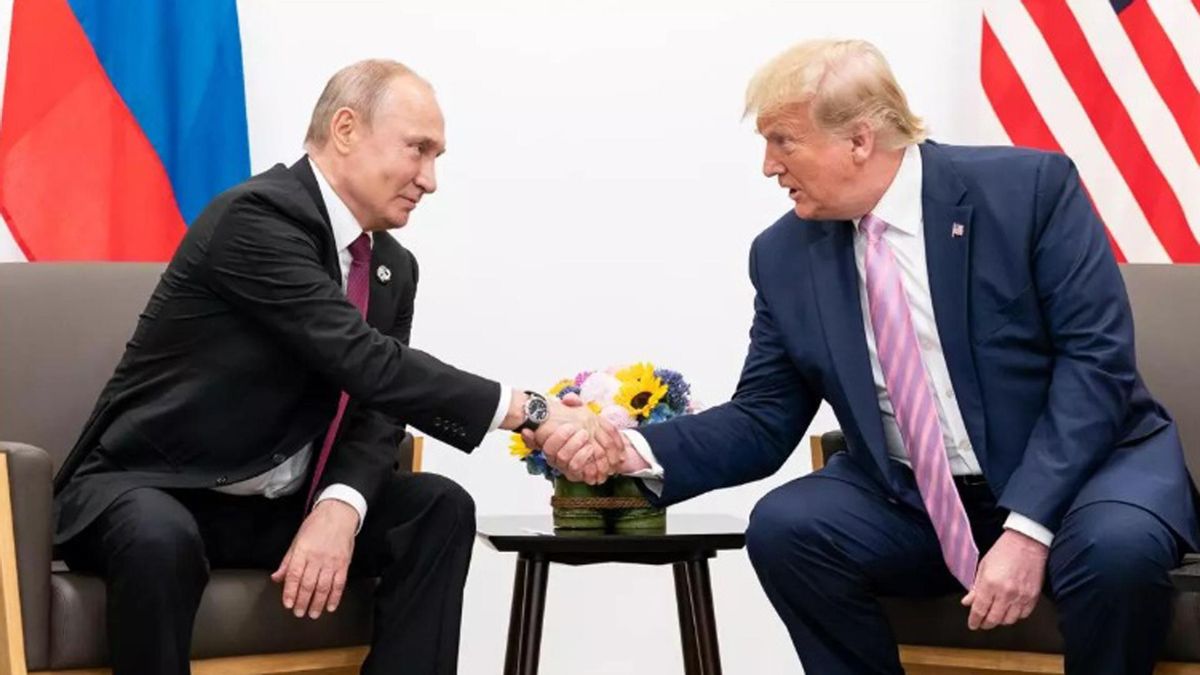 Vladímir Putin y Donald Trump se saludan durante la reunión que mantuvieron el 14 de junio de 2019 en la cumbre del G20 en Osaka.