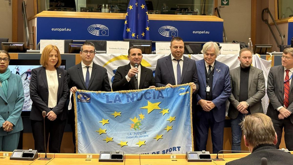 Bernabé Cano, alcalde de La Nucía, recogiendo el premio de &quot;Villa Europea del Deporte&quot; de manos de Francesco Lupattelli, presidente de ACES Europe, junto a los ediles Sergio Villalba y Pepe Cano.