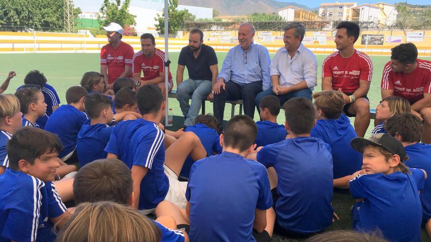 Del Bosque se dirige a los niños de su Campus en Estepona