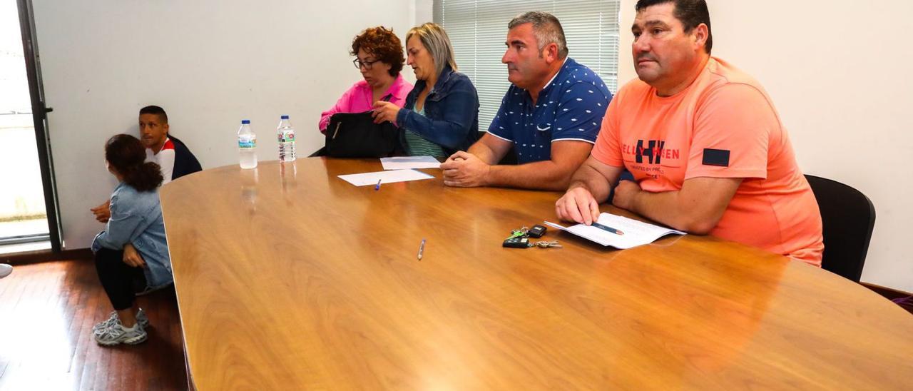 El patrón mayor, José Manuel Vilas, en primer término, minutos antes del inicio de la asamblea de mariscadoras de a pie, ayer.