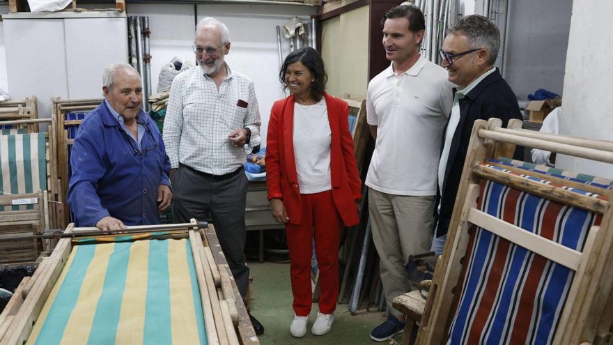 José María Castro, carpintero voluntario de hamacas, e Ignacio Blanco, presidente de la Cocina Económica, junto a los concejales Monserrat López, Jorge González-Palacios y Gilberto Villoria, ayer, en la visita. | ÁNGEL GONZÁLEZ