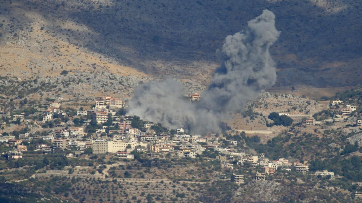 Columna de humo tras un bombardeo del Ejército de Israel.