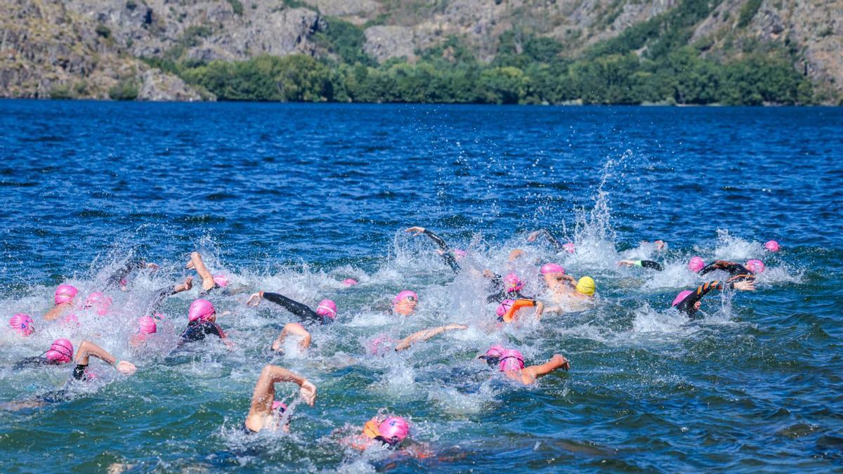 Una de las coloridas instantáneas de la Travesía a Nado Lago de Sanabria 2026.
