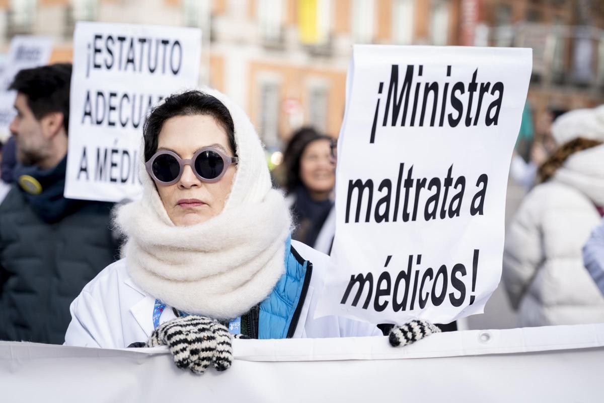 Una médica durante una de las protestas llevadas a cabo en los últimos meses, en una imagen de archivo.