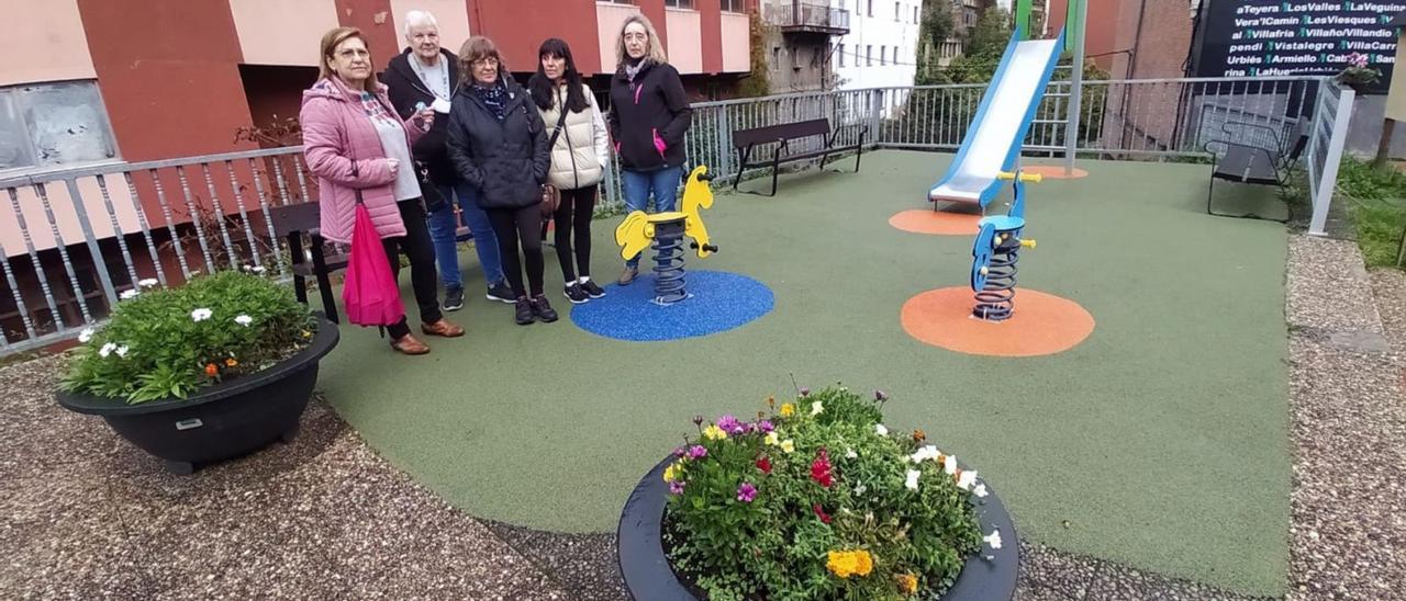 Arriba y por la izquierda, Carmen Rueda, Rosamari Fidalgo, Rosa  Zapico, Mavi Fernández y Cristina Fernández, en el Puente Viejo, donde comenzaron a sembrar.