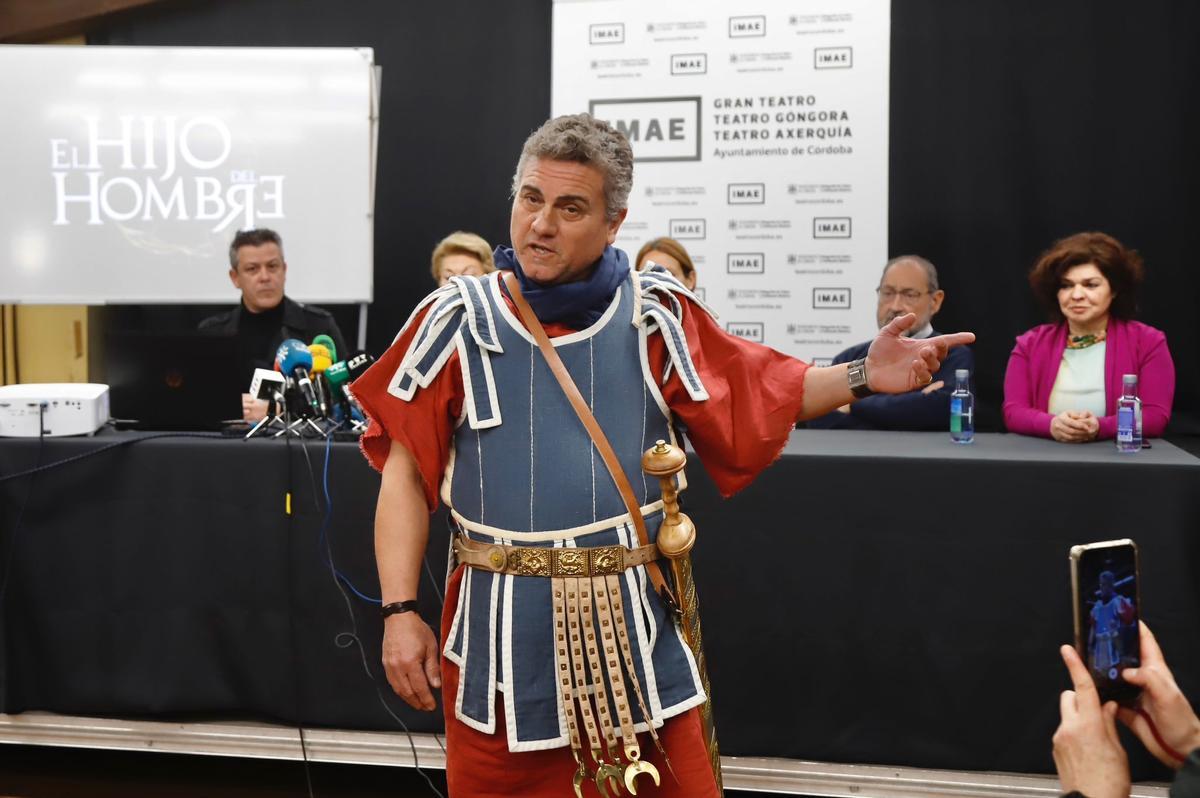 Un actor interpreta un monólogo de Poncio Pilatos, incluido en la obra, durante la presentación a los medios