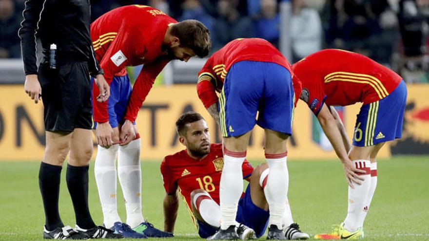 Jordi Alba, tras caer lesionado.