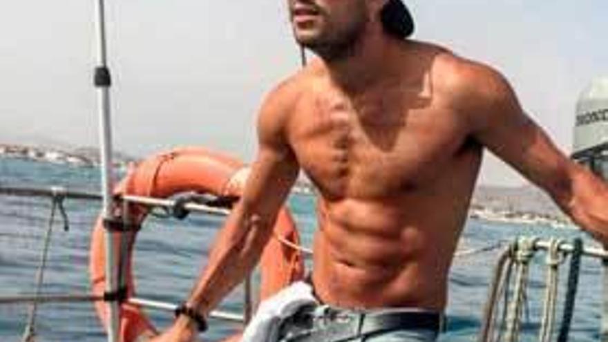 l actor Mario Casas posa con el torso desnudo en un barco.