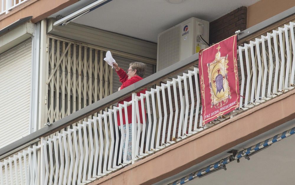 Los alicantinos reciben la bendición de la Santa Faz desde sus balcones