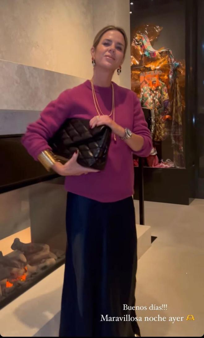 Amelia Bono con falda satinada de Zara y jersey morado