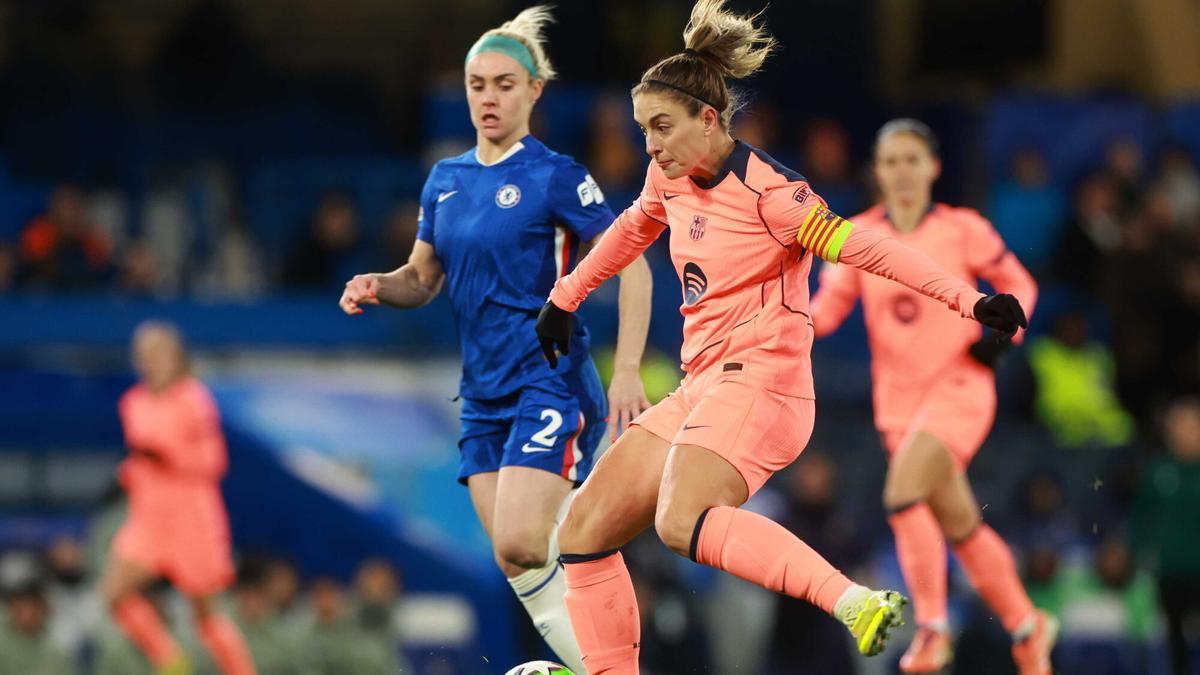 Alexia Putellas (R) of Barcelona in action during the UEFA Women's Champions League match between Chelsea and Barcelona in London, Great Britain, 20 November 2025. (Liga de Campeones, Gran Bretaña, Reino Unido, Londres) EFE/EPA/NEIL HALL