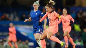 Alexia Putellas (R) of Barcelona in action during the UEFA Womens Champions League match between Chelsea and Barcelona in London, Great Britain, 20 November 2025. (Liga de Campeones, Gran Bretaña, Reino Unido, Londres) EFE/EPA/NEIL HALL