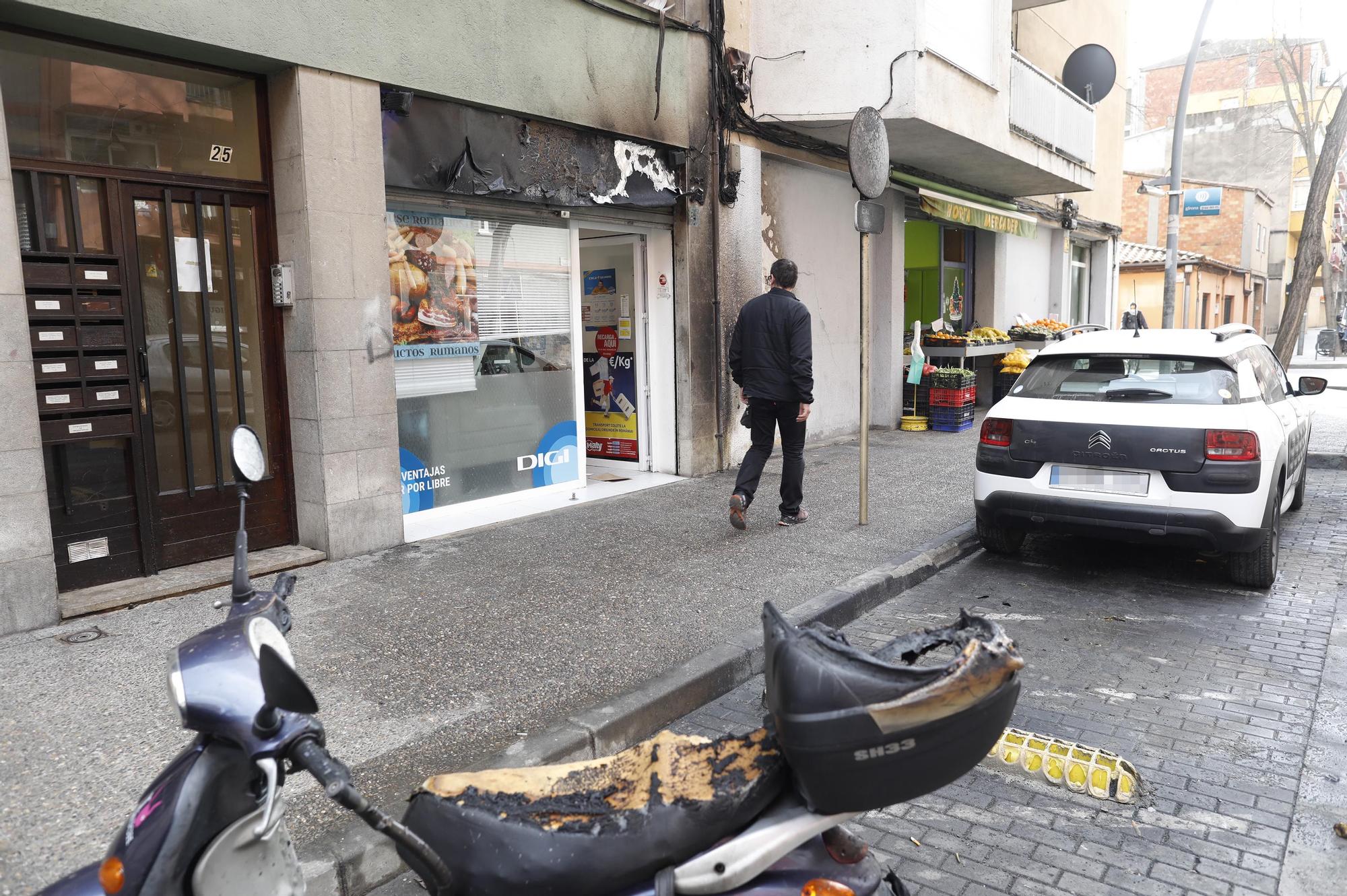 Un incendi de contenidors a Girona acaba afectant tres motos i tendals de botigues