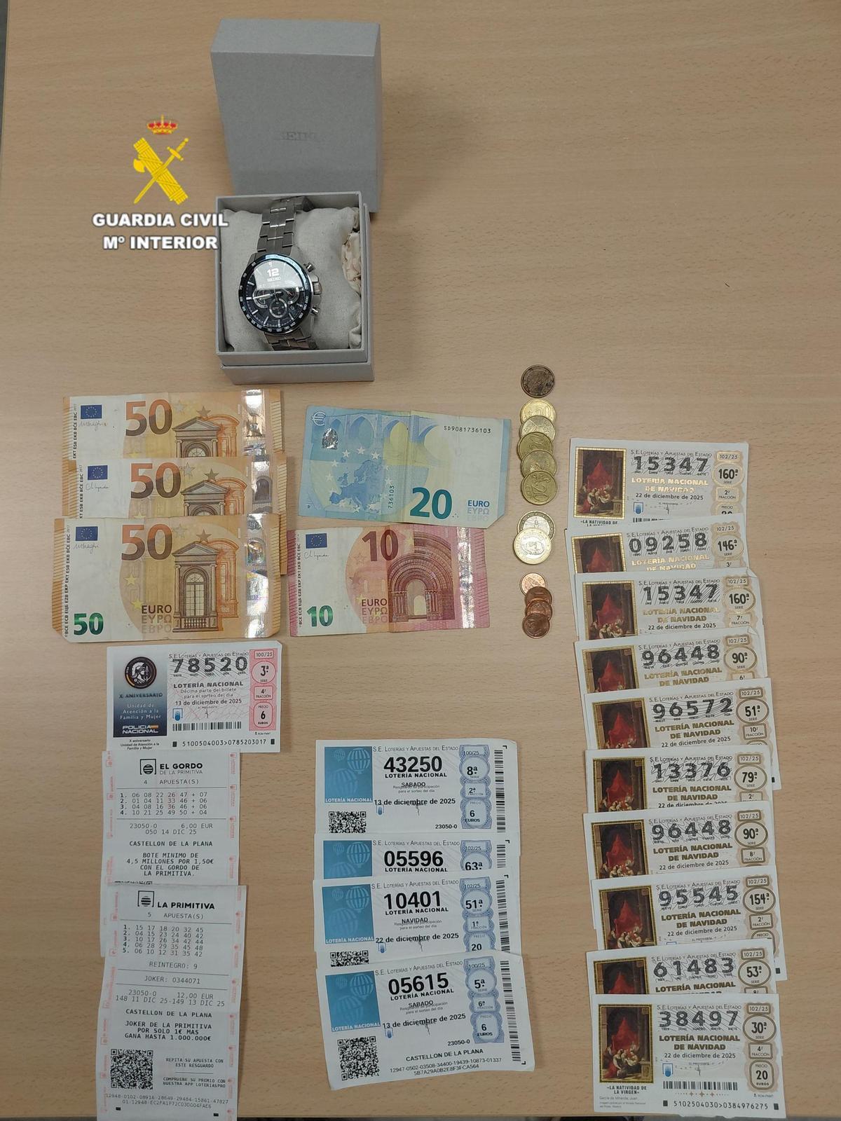 Objetos, dinero y lotería que los ladrones se llevaron del hotel.