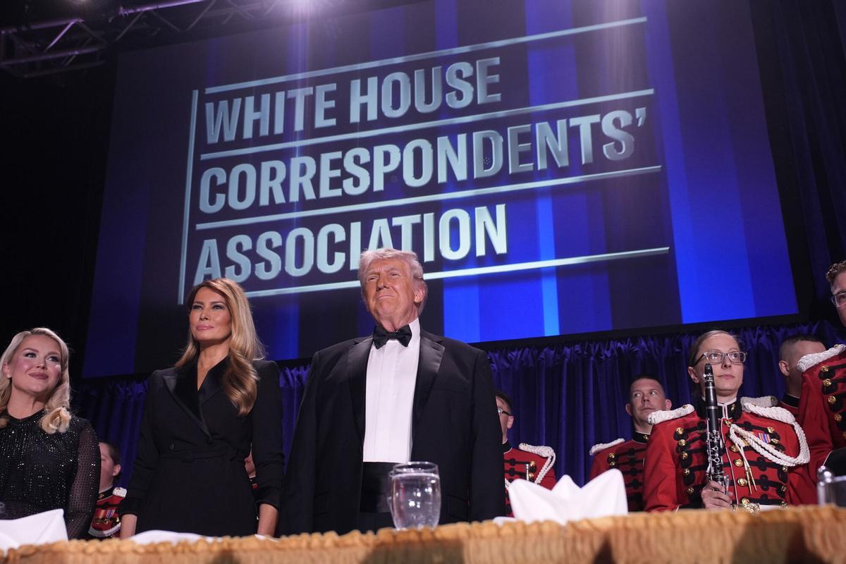 El presidente de los EEUU, Donald Trump, junto con su mujer Melania en la cena de  la gala de la Asociación de Corresponsales de la Casa Blanca.