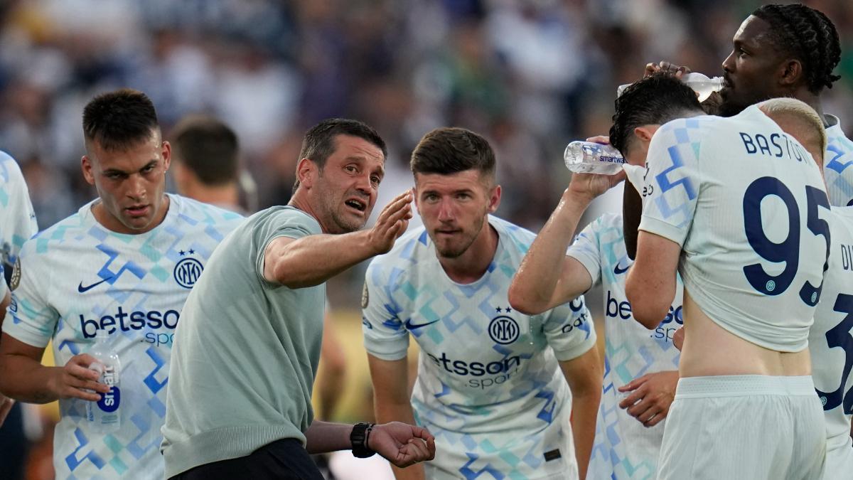 Chivu dando instrucciones a sus jugadores