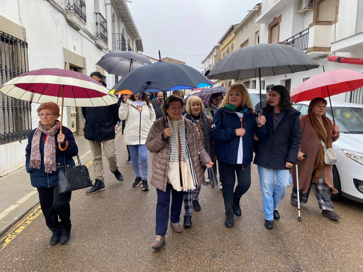 Irene de Miguel (derecha), candidata de Unidas por Extremadura, recorre las calles de La Codosera.