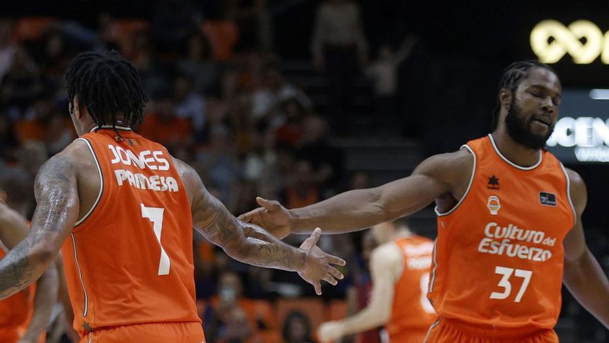 Jones i Ojeleye es feliciten en una acció del partit a la Fonteta | ACB PHOTO